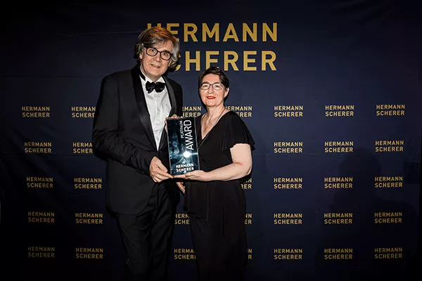 Platinum-Award Verleihung an Renate Wettach durch Hermann Scherer